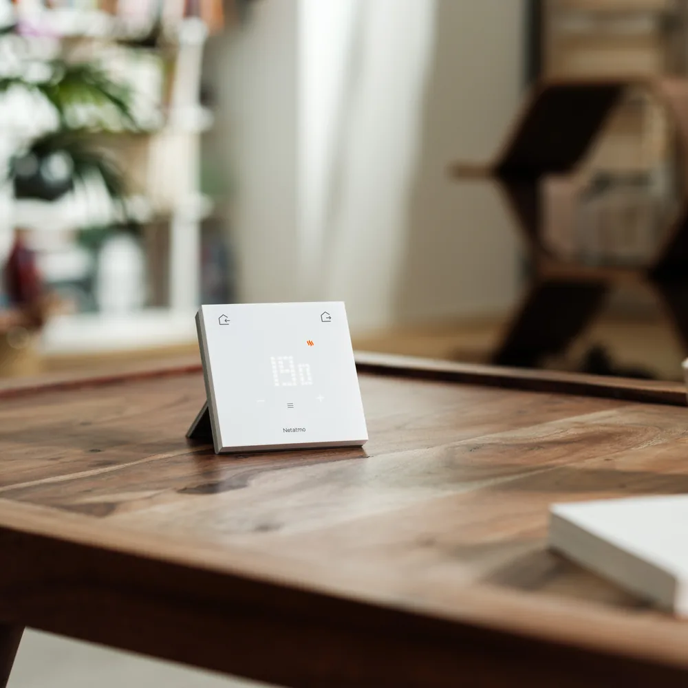 Le thermostat sans fil posé sur une table en bois