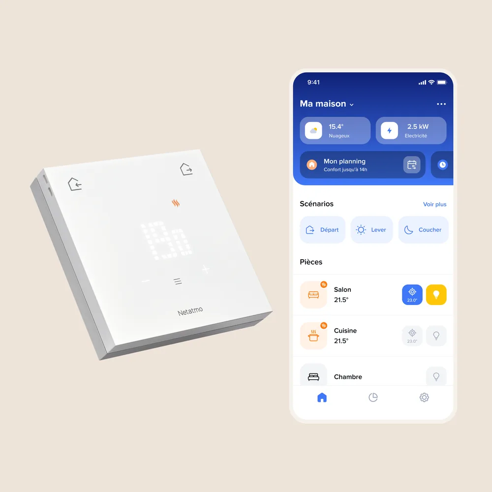 Packshot du thermostat sur fond beige, à côté de l'écran d'accueil de l'app Netatmo